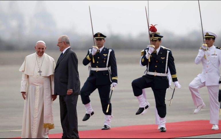 Francisco y Kuczynski durante su arribo a Perú. AP/P. Pope
