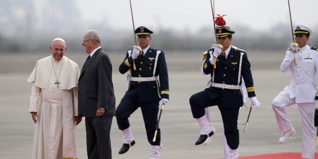 Papa Francisco llega a Lima tras visitar Chile