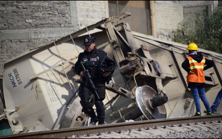 Un tren de carga descarriló y se precipitó sobre una vivienda colindante con las vías en Ecatepec, Estado de México. El saldo de víctimas es de cinco fallecidos y un lesionado. AFP/P. Pardo
