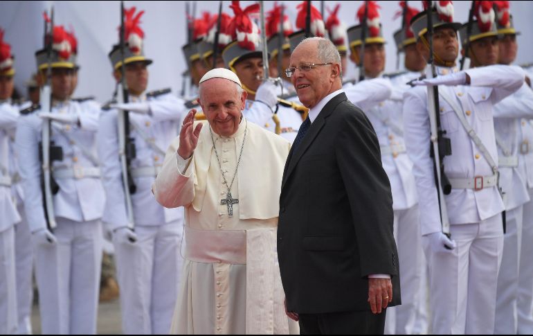 El presidente peruano, Pedro Pablo Kuczynski, acompañará al Papa en sus actos públicos durante casi toda la visita. EFE / L. Zennaro