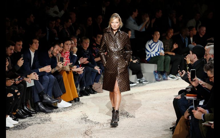La modelo Kate Moss desfila en la presentación de la colección otoño-invierno de Louis Vuitton en París. AP/F. Mori