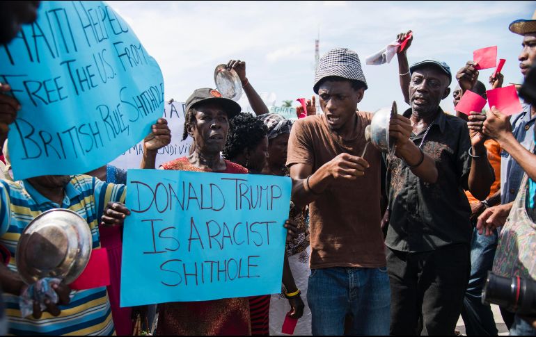 Centenares de habitantes protestan frente a la embajada estadounidense en Puerto Príncipe, Haití, en rechazo a los supuestos comentarios denigrantes sobre varios países emitidos por el presidente de Estados Unidos, Donald Trump. EFE/J. Herve