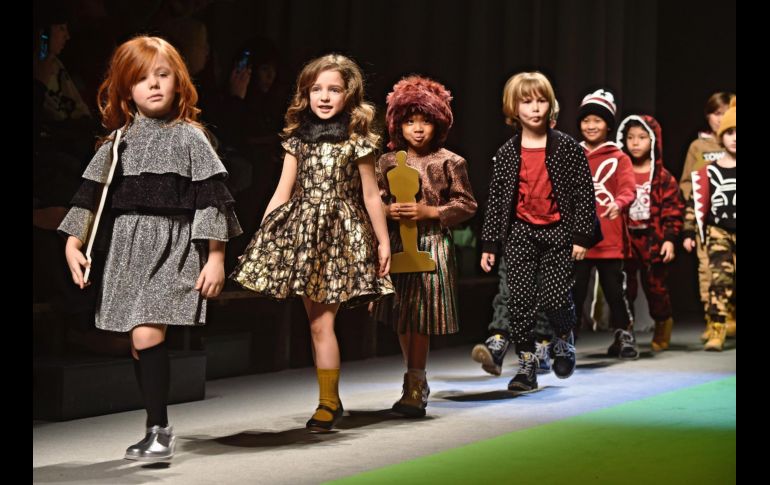 Con toda la actitud, niños modelos desfilan por la pasarela con creaciones de la firma Alisa, durante el desfile de moda infantil Pitti Bimbo que se celebra en Florencia, Italia. EFE / M. Degl