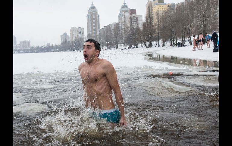 Un fiel de la Iglesia ortodoxa rusa se sumerge en heladas aguas del Río Dniéper como parte de las ceremonias de la Epifanía en Ucrania. AP / E. Maloletka