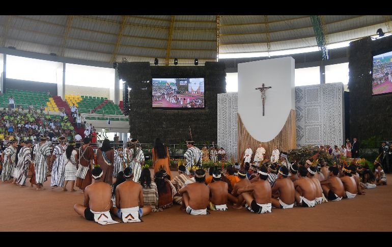 Durante su viaje en Perú, el papa Francisco se reúne con representantes de los pueblos indígenes en el Coliseo de Madre de Dios, en la ciudad de Puerto Maldonado. EFE / L. Zennaro