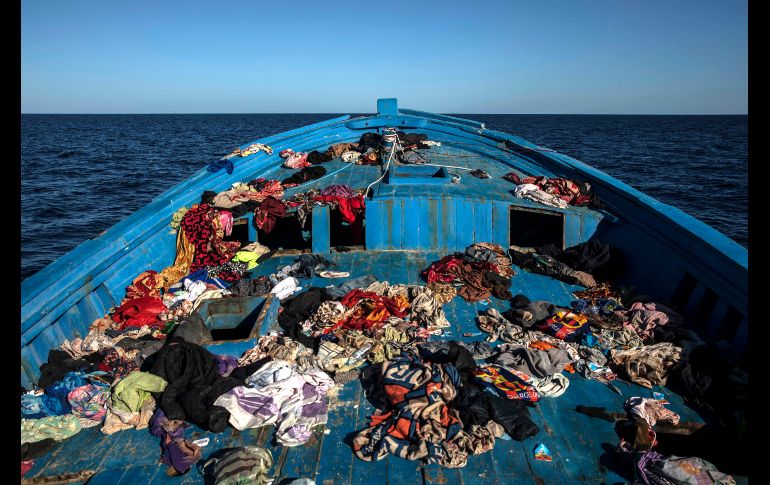 Una barca de madera usada por 450 refugiados y migrantes permanece abandonada en la costa de Libia después de que las personas fueron rescatadas por la organización española Proactiva Open Arms. AP / S. Palacios
