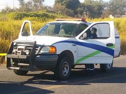 Elementos de la Fiscalía estatal y del Servicio Médico Forense acuden al lugar para levantar el cuerpo. ESPECIAL /