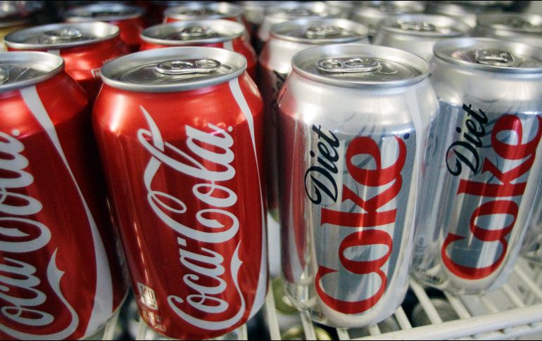Junto con sus socios embotelladores, Coca Cola apoya con una inversión plurianual que incluye su labor para lograr que sus empaques sean totalmente reciclables. AP / ARCHIVO