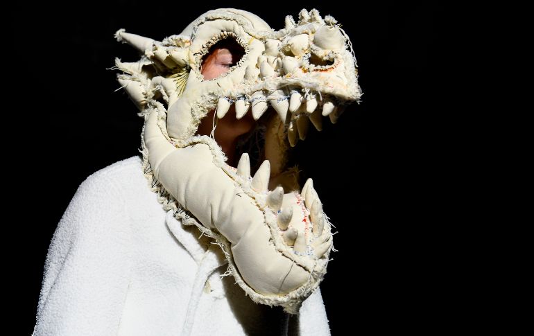 La extravagante firma Comme des garçons hizo desfilar a sus modelos con grandes máscaras de dinosaurios y monstruos. AFP /B. Guay
