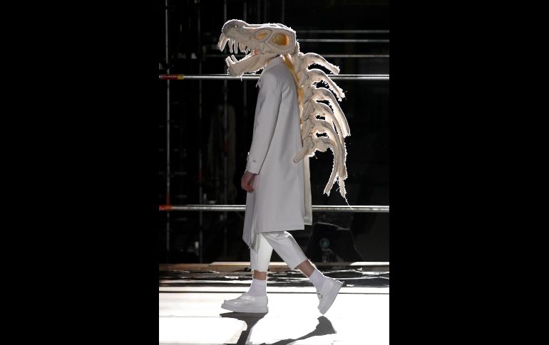 La extravagante firma Comme des garçons hizo desfilar a sus modelos con grandes máscaras de dinosaurios y monstruos. AFP / F. Mori