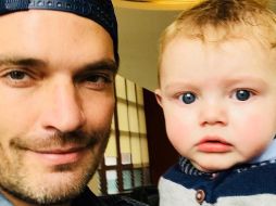 Gil y el pequeño Matías se sometieron a una prueba de ADN como parte de la batalla legal por su custodia. TWITTER / @juliangil