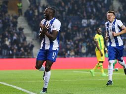 Héctor Herrera (D) celebra con Moussa Marega (I), anotador del gol del Porto. TWITTER/@FCPorto