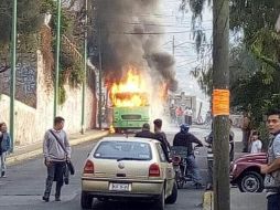 Los sujetos incendiaron el vehículo en la avenida La Brecha al cruce con Rosario Castellanos y escaparon del lugar. TWITTER / @srcuautepec