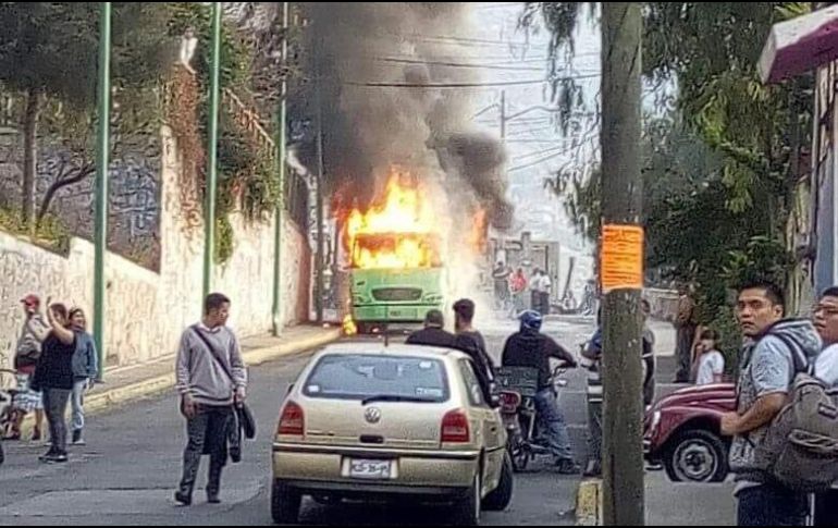 Los sujetos incendiaron el vehículo en la avenida La Brecha al cruce con Rosario Castellanos y escaparon del lugar. TWITTER / @srcuautepec