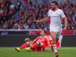 Canelo remató ante la salida del portero Toselli para anotar el primer tanto de la noche. MEXSPORT / C. de Marchena