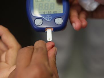 Seguramente, cuando te has realizado algún examen médico o has visitado al doctor te han tomado alguna prueba de azúcar, la cual indica el nivel de glucosa que hay en tu sangre. EL INFORMADOR / ARCHIVO
