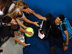 'Nole' saluda a varios aficionados luego del partido. AP/N. Han Guan