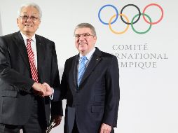 ''Hoy es un gran día, en el que el espíritu olímpico ha unido a todas las partes'', afirmó el presidente del COI, Thomas Back (D) en una comparecencia ante los medios en Suiza. EFE / L. Gillieron