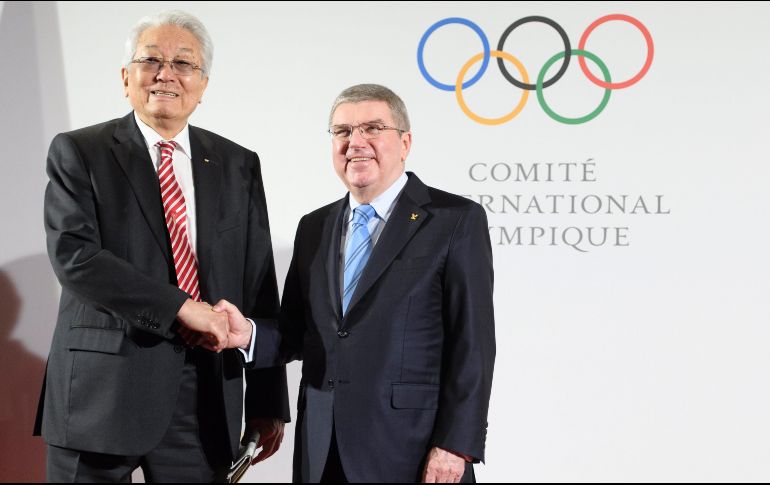 ''Hoy es un gran día, en el que el espíritu olímpico ha unido a todas las partes'', afirmó el presidente del COI, Thomas Back (D) en una comparecencia ante los medios en Suiza. EFE / L. Gillieron