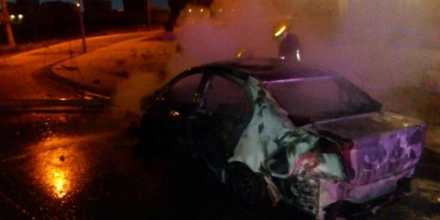 Veh&iacute;culo se incendia tras chocar con poste en Zapopan