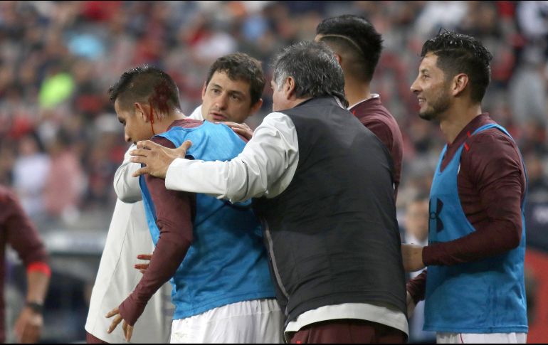 Iván Zamora, jugador del Toluca, sufrió una herida en la cabeza luego de que alguien le arrojara desde la tribuna un objeto durante un festejo de gol. MEXSPORT / E. Quintana