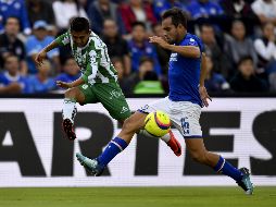Elías Hernández (I) tuvo las oportuniades más claras por parte del equipo esmeralda. AFP/Y. Cortez