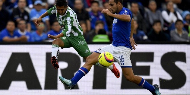 Le&oacute;n perdona a Cruz Azul, pero asume liderato