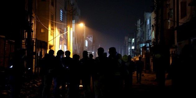 Incendio en f&aacute;brica de petardos deja 17 muertos en la India