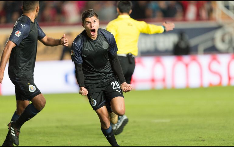 Ronaldo Cisneros celebra su primer gol con Chivas. MEXSPORT/A. Juárez