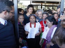 Con poco más de 150 mil firmas, María de Jesús Patricio (c) asegura que seguirán esforzándose. SUN/ARCHIVO