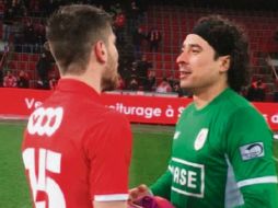 Eescate. Pese a la buena actuación de Memo Ochoa (derecha), el héroe del partido fue Sébastien Pocognoli (izquierda). ESPECIAL/@standardliejaes