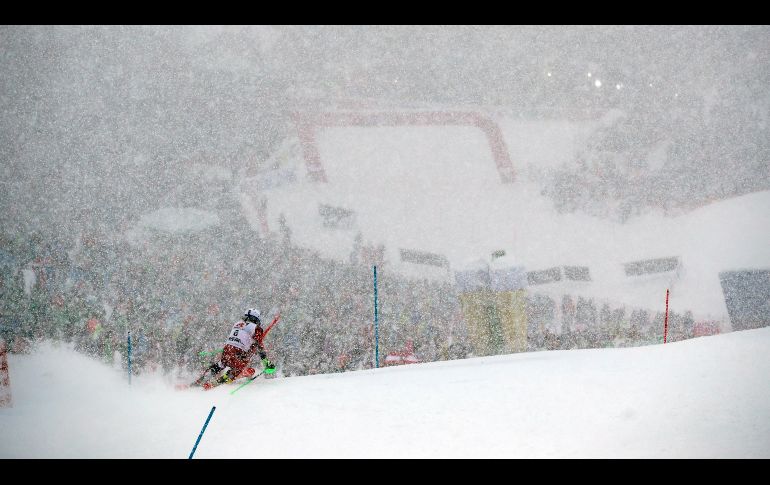 El noruego Henrik Kristoffersen compite para ganar en la prueba de eslalon, en la copa mundial de esquí alpino que se disputa en Kitzbuehel, Austria. AP/S. Tanaka