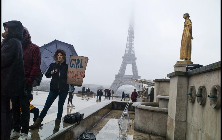 Una protesta se realiza en la plaza Trocadero en París, Francia, en contra del presidente de Estados Unidos, Donald Trump. AP/T. Camus