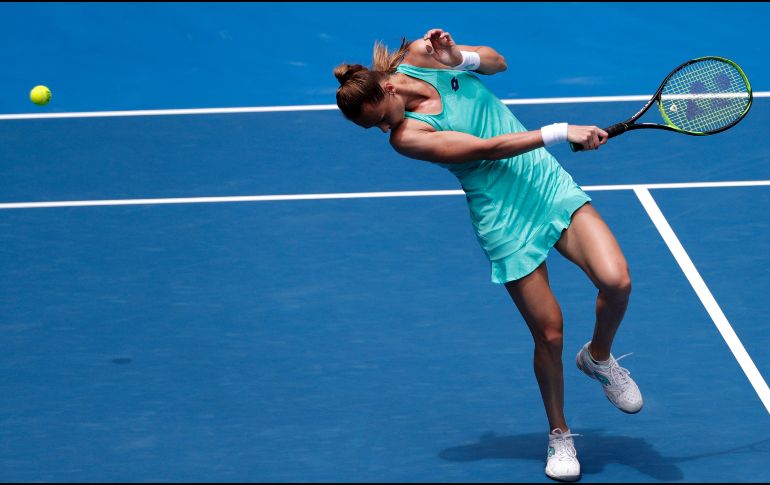 La eslovaca Magdalena Rybarikova esquiva una pelota en partido de la cuarta ronda del Abierto de Australia en Melbourne. AP/V. Thian