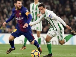 Lionel Messi, del Barcelona, (I) y Andrés Guardado (D), del Betis, disputan un balón. EFE/ R. Caro