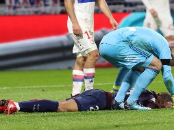 Mbappé (en el suelo) dejó el campo y fue sustituido por Julian Draxler. EFE/S. Nogier