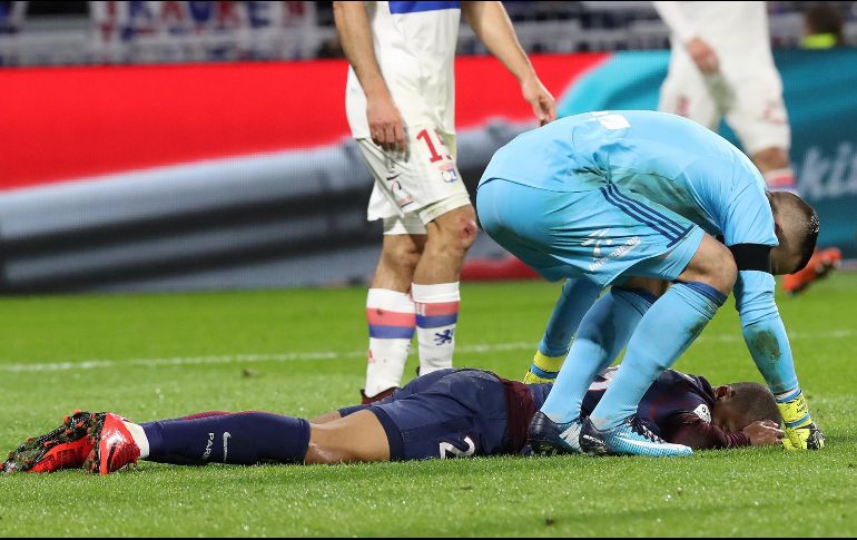 Mbappé (en el suelo) dejó el campo y fue sustituido por Julian Draxler. EFE/S. Nogier
