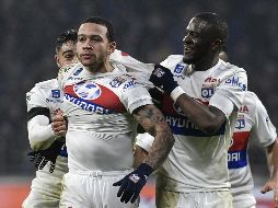 Memphis Depay (I) celebra el gol en tiempo de reposición que le da la victoria al Lyon. AFP/J. Pachoud