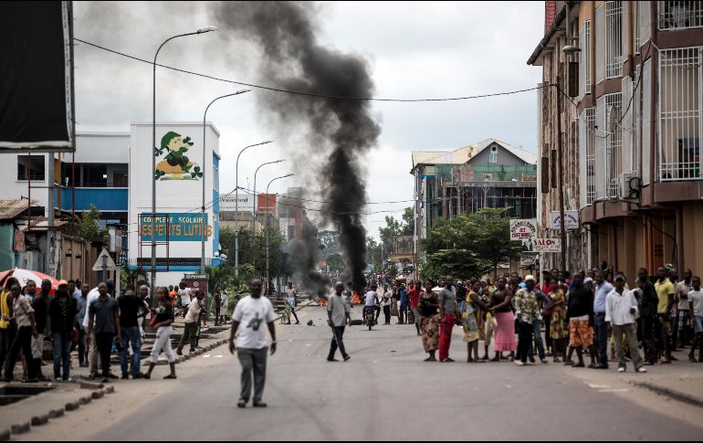 Manifestantes queman llantas en una protesta en Kinshasa para exigir la renuncia del presidente de la República Democrática de Congo. Al menos una persona murió cuando fuerzas de seguridad abrieron fuego para dispersar la manifestación. AFP/J. Wessels