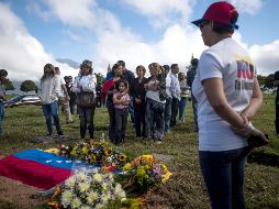 Al cementerio acudieron familiares de fallecidos en las protestas de 2017. EFE / M. Gutiérrez