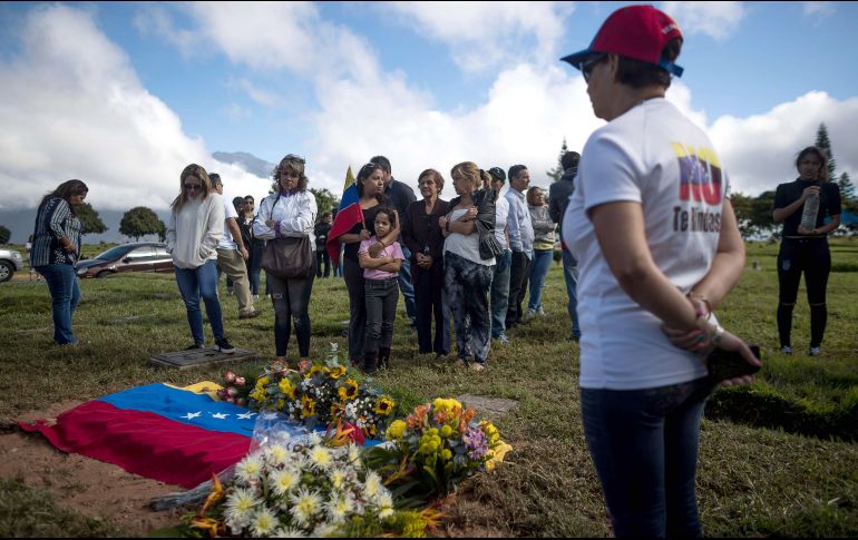 Al cementerio acudieron familiares de fallecidos en las protestas de 2017. EFE / M. Gutiérrez