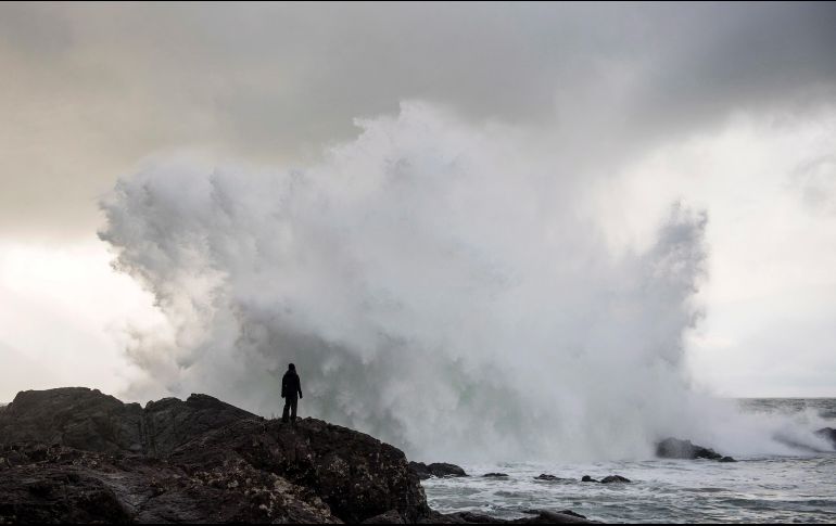 Una ola golpea contra las rocas en Ucluelet, Canadá. AP/The Canadian Press/B. Bradley