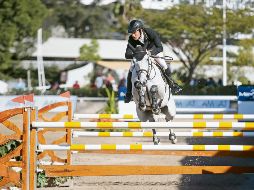 Gran premio a 1.50 metros. Juan José Zendejas monta a “Tino La Chapelle” durante su recorrido en la prueba estelar de la jornada dominical celebrada en el Country. EL INFORMADOR/F. Atilano