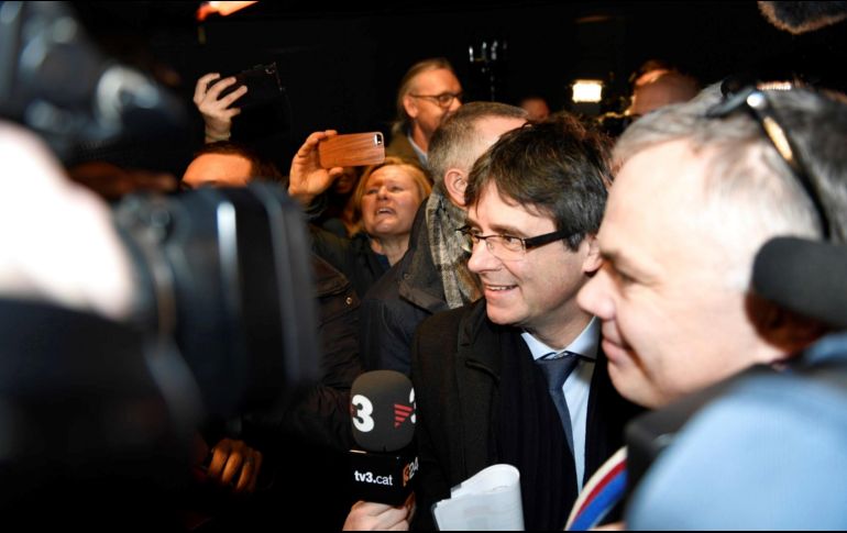 La llegada del político produjo un gran revuelo mediático en el aeropuerto. EFE/T. Mikkel
