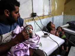 Dos niños reciben tratamiento médico tras un ataque con cohetes en la zona de Al Ghouta oriental. EFE/M. Badra