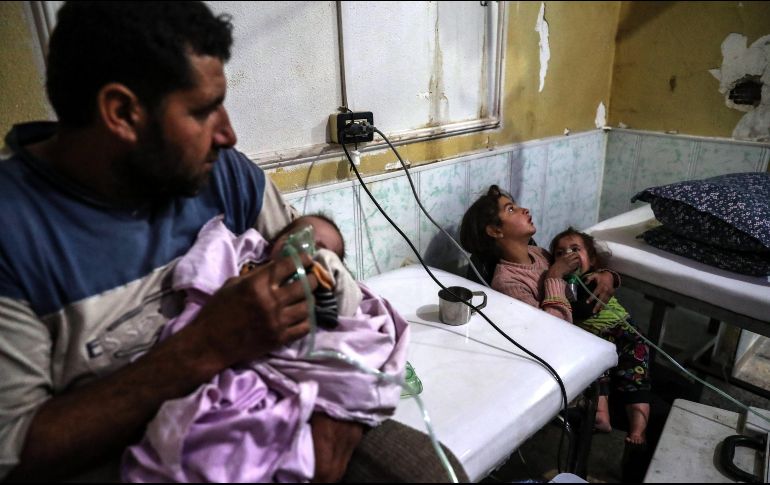 Dos niños reciben tratamiento médico tras un ataque con cohetes en la zona de Al Ghouta oriental. EFE/M. Badra