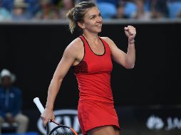 La tenista rumana Simona Halep celebra su victoria sobre la japonesa Naomi Osaka, en el Abierto de Australia. EFE/L. Coch