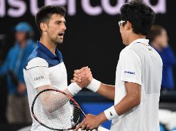 Hyeon Chung y Djokovic se felicitan mutuamente una vez finalizado el juego. AFP/S. Khan