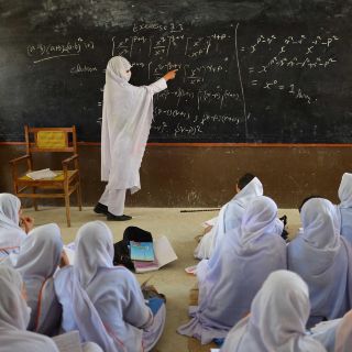 Arrestan a clérigo que mató a un niño a palos, en Pakistán