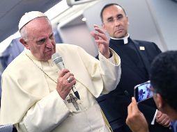 Según medios de comunicación del Vaticano, durante el vuelo de Lima a Roma, el Pontífice suspende una conferencia de prensa a causa de una turbulencia. EFE / L. Zennaro